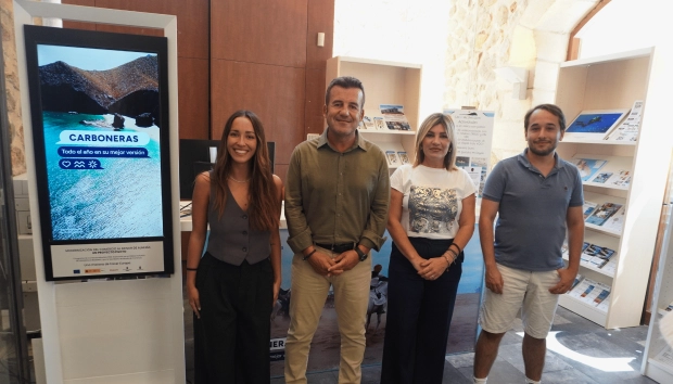 noticia concejala - La Oficina Municipal de Turismo atiende a un millar de visitantes en Carboneras durante julio y agosto