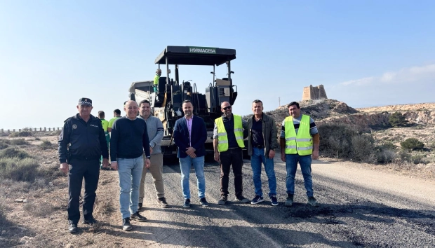 noticia visita pavimentacion - El camino a Mesa Roldán estrena pavimento tras una inversión cercana a los 100.000 euros