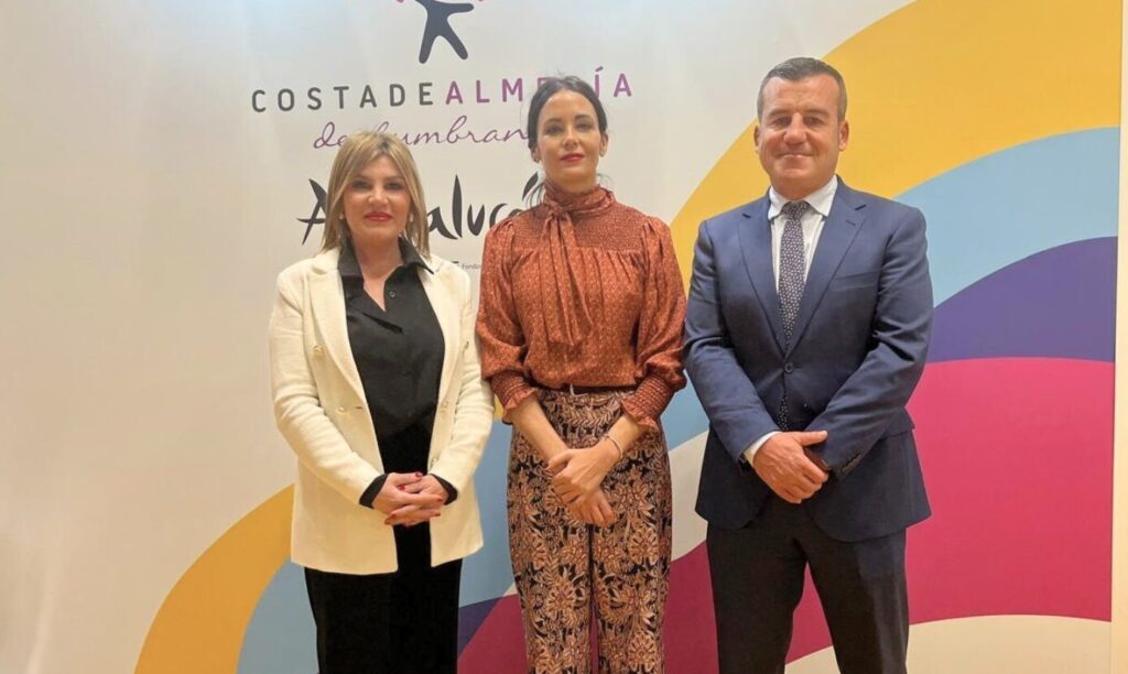 Foto alcalde diputada de Turismo y concejala edited e1769163153351 - Carboneras apuesta en FITUR por el turismo de desconexión digital y refuerza su agenda profesional