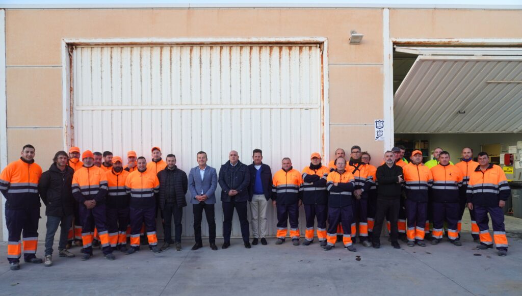 Foto alcalde empresa y plantilla 1 - Carboneras inicia nueva etapa en el servicio de limpieza y jardinería con Actúa, Servicios y Medio Ambiente