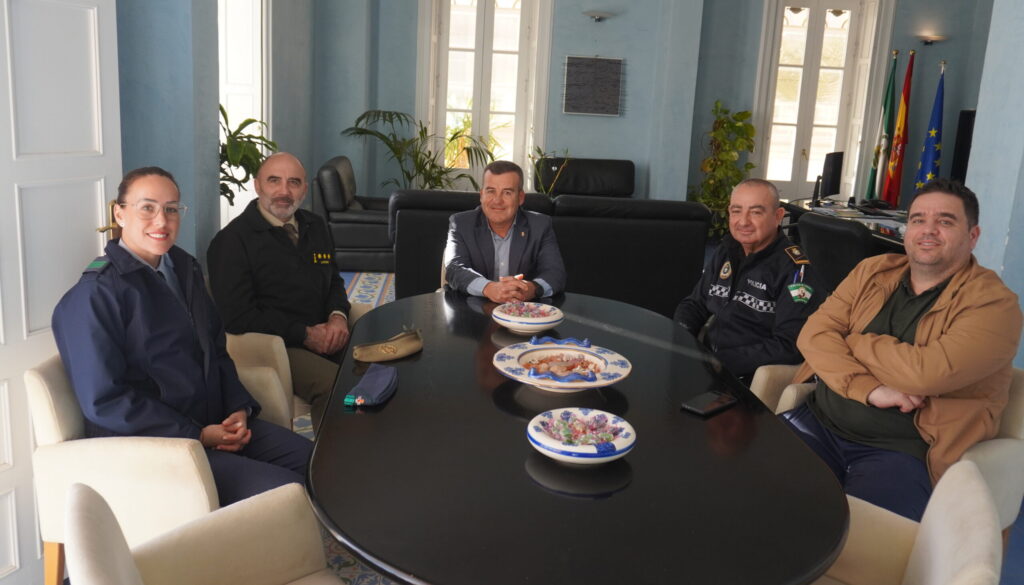 260217 Foto visita subdelegado de Defensa en Almeria scaled e1771405591524 - El Ayuntamiento de Carboneras y la Subdelegación de Defensa estrechan lazos en una reunión institucional