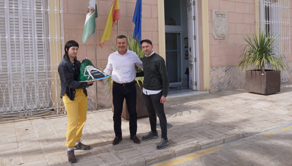 Foto alcalde recibe a Greenpeace scaled e1771422223421 - El alcalde recibe a Greenpeace y reafirma su plena colaboración con la justicia en el proceso del Algarrobico