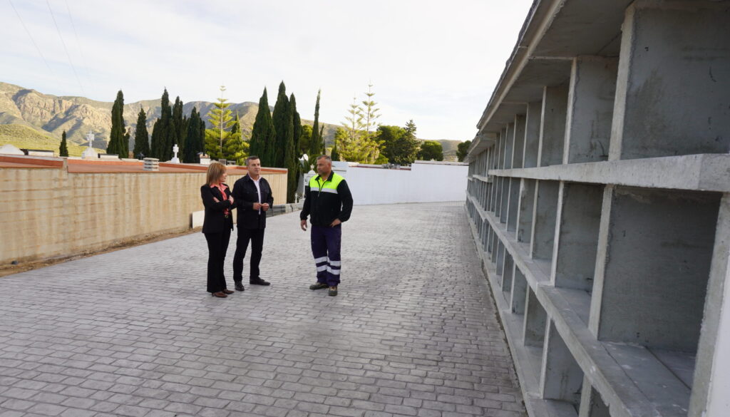 Foto visita cementerio scaled e1771414301751 - El cementerio municipal ya cuenta con 78 nuevos nichos y el vial preparado para su futura ampliación