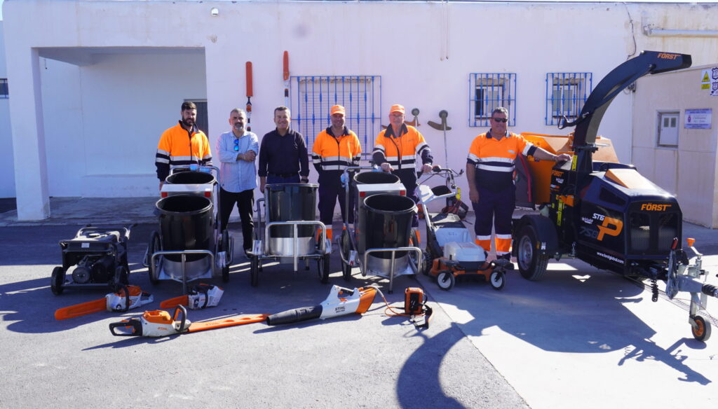 1 Foto alcalde y trabajadores del servicio de limpieza 1 scaled e1773143154332 - El servicio de limpieza y jardines incorpora nuevos materiales para mejorar el cuidado de Carboneras