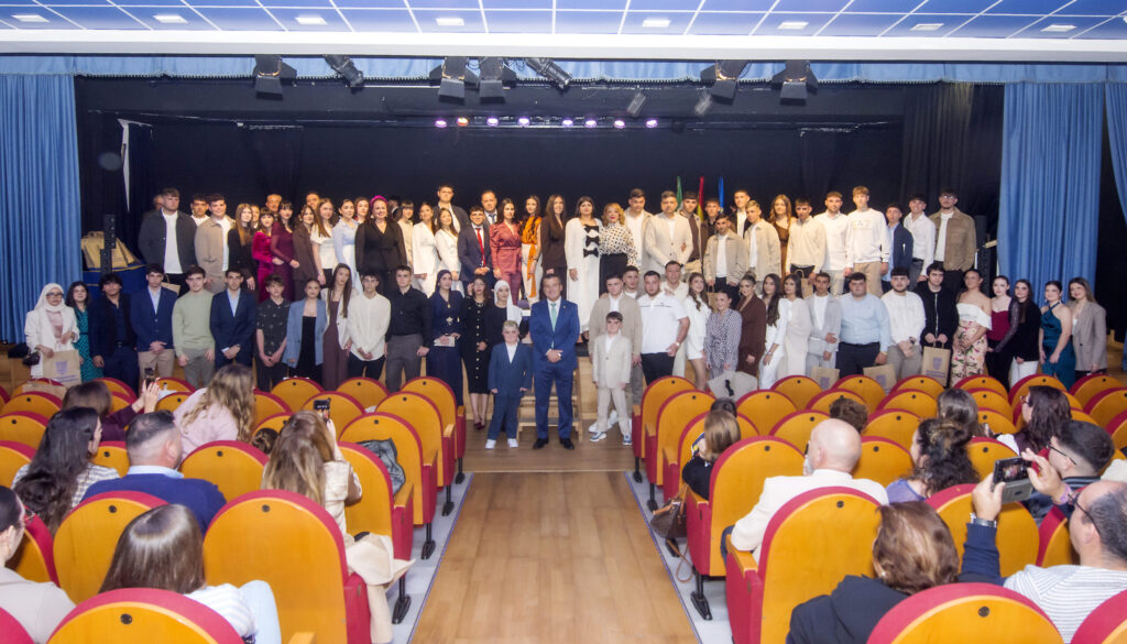 Foto jovenes reconocidos 28F scaled e1773234481457 - Carboneras celebra el 28F con homenaje a más de uncentenar de jóvenes que cumplirán 18 años este año
