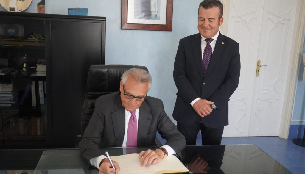 Firma Libro Embajador de Italia 2 scaled e1778491066403 - El alcalde recibe al Embajador de Italia en España, que destaca a Carboneras como destino de turismo sostenible