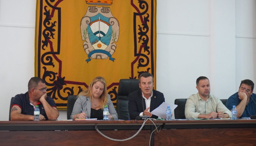 Foto pleno scaled e1779973140851 - El Ayuntamiento ya elabora el listado de proveedores que podrán cobrar deuda pendiente a finales de junio