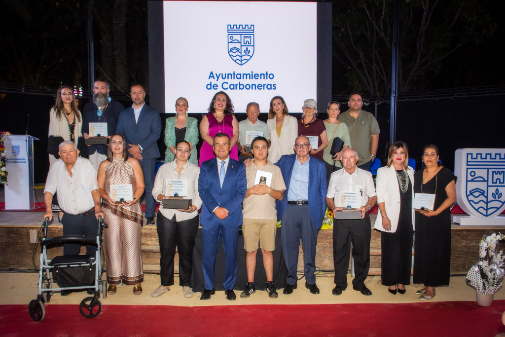260612 Foto de familia - Carboneras arranca sus Fiestas con José Luis Jaén cantándole y siete reconocimientos llenos de emoción