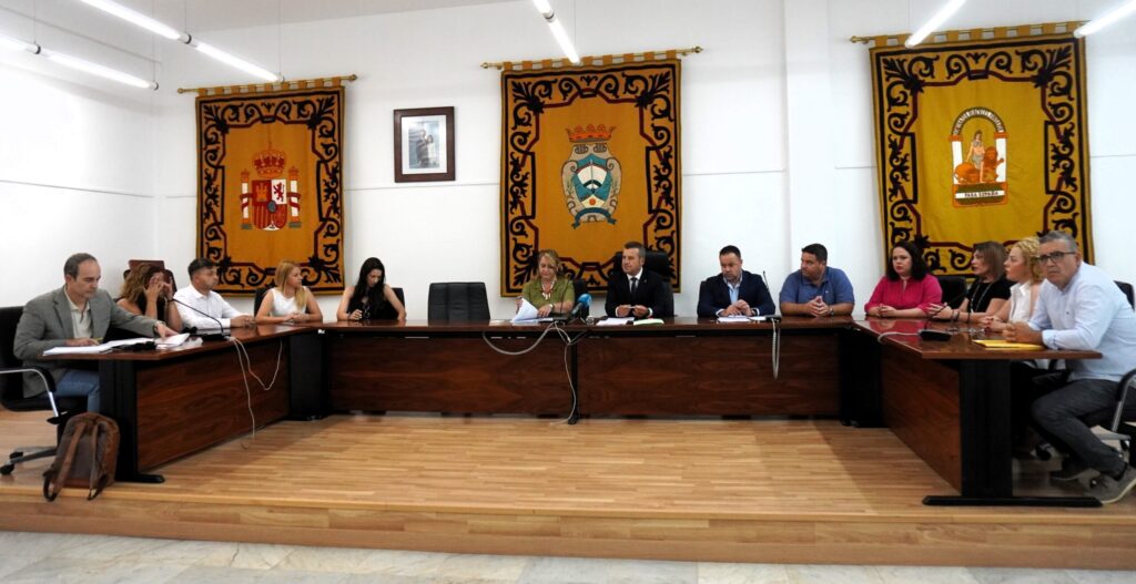 Foto Pleno scaled e1781699205277 - El Ayuntamiento trasladará al TSJA el aplazamiento de la votación de nulidad de la licencia del Algarrobico