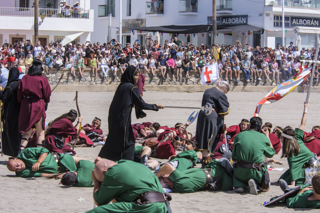 Foto batalla en la Playa de Los Barquicos - Las Fiestas Patronales de Carboneras ponen fin con una afluencia masiva y sin incidencias destacadas