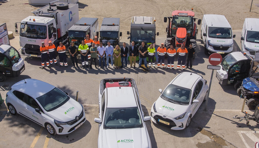 Presentacion de flota de vehiculos y maquinaria 1 e1781008245175 - Nueva flota de vehículos y maquinaria específica para mejorar limpieza, playas y jardines en Carboneras