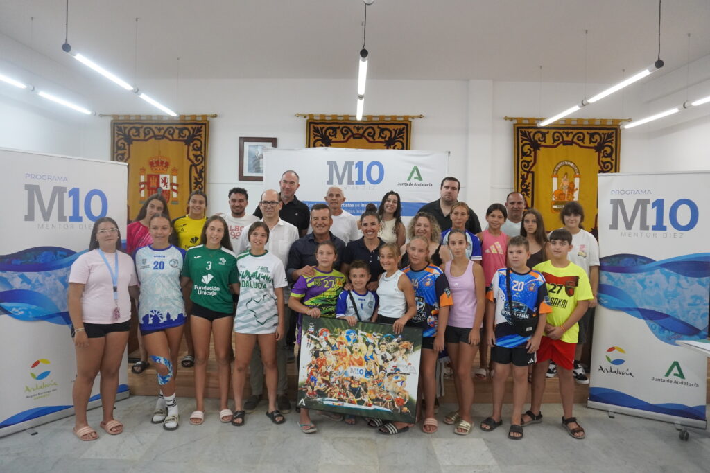 1 Foto de familia - La leyenda del balonmano Carmen Martín inspira a los jugadores de Carboneras con el programa Mentor 10