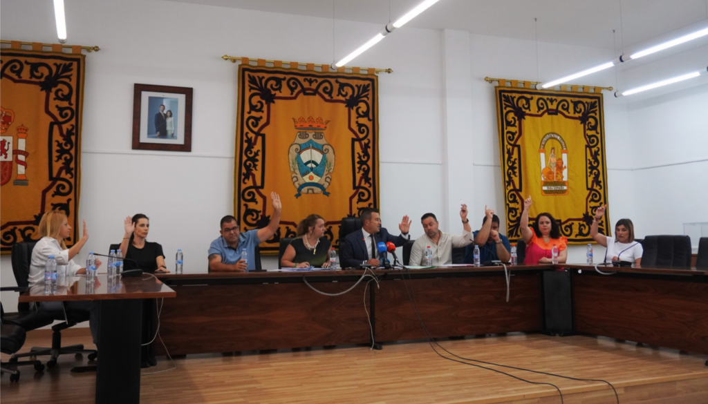 Foto votacion e1783426496994 - El Pleno aprueba por unanimidad de los ocho concejales presentes la nulidad de la licencia del Algarrobico